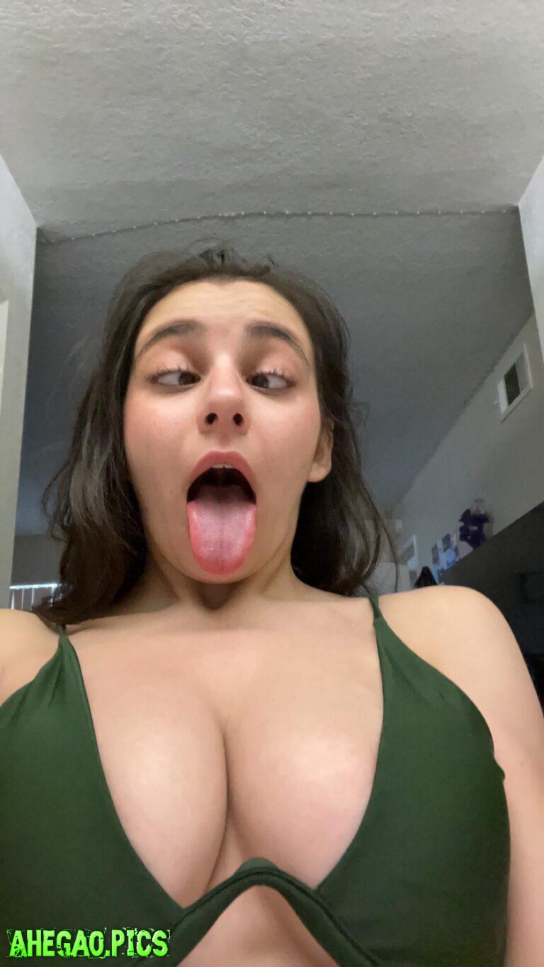 Slap your dick on my tongue b4 you cum in my mouth