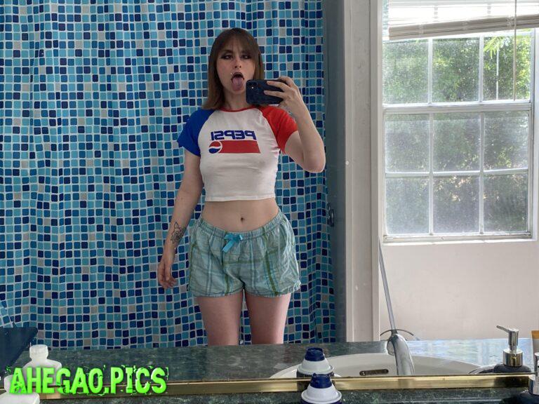 Aheago slut waiting in her bathroom