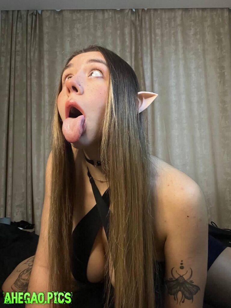 I love two things.  Elf cosplay and when someone cums on my face