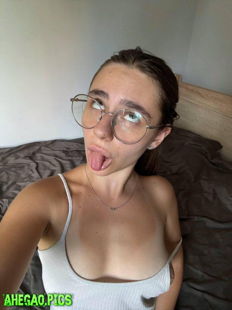 Cum on my face or tongue