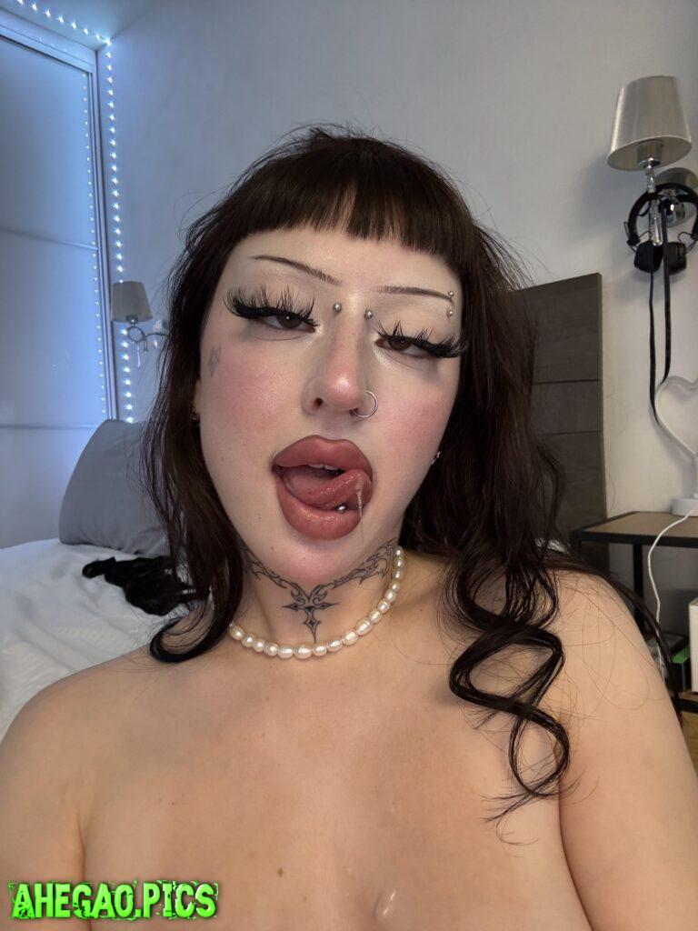 It would be cool if your cum dripped from my tongue, wouldn't it?