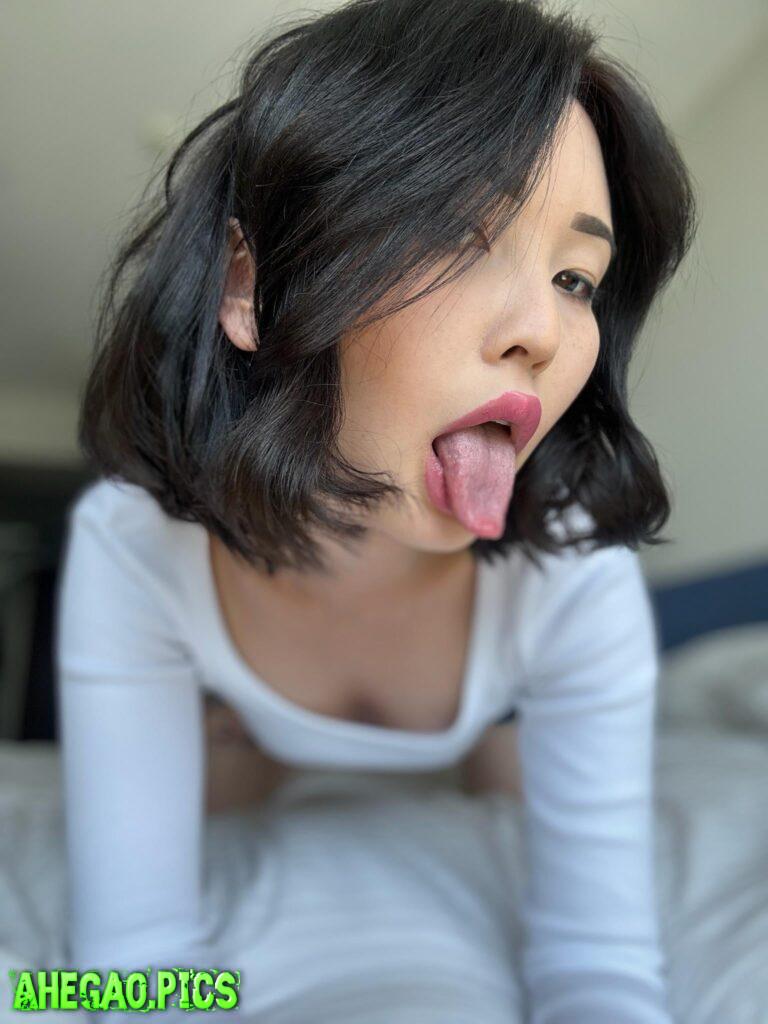 waiting for you to cum on my face <3