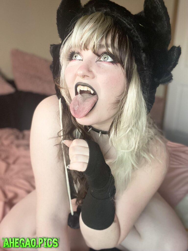 Pretty please cum on my tongue.🖤💦👅