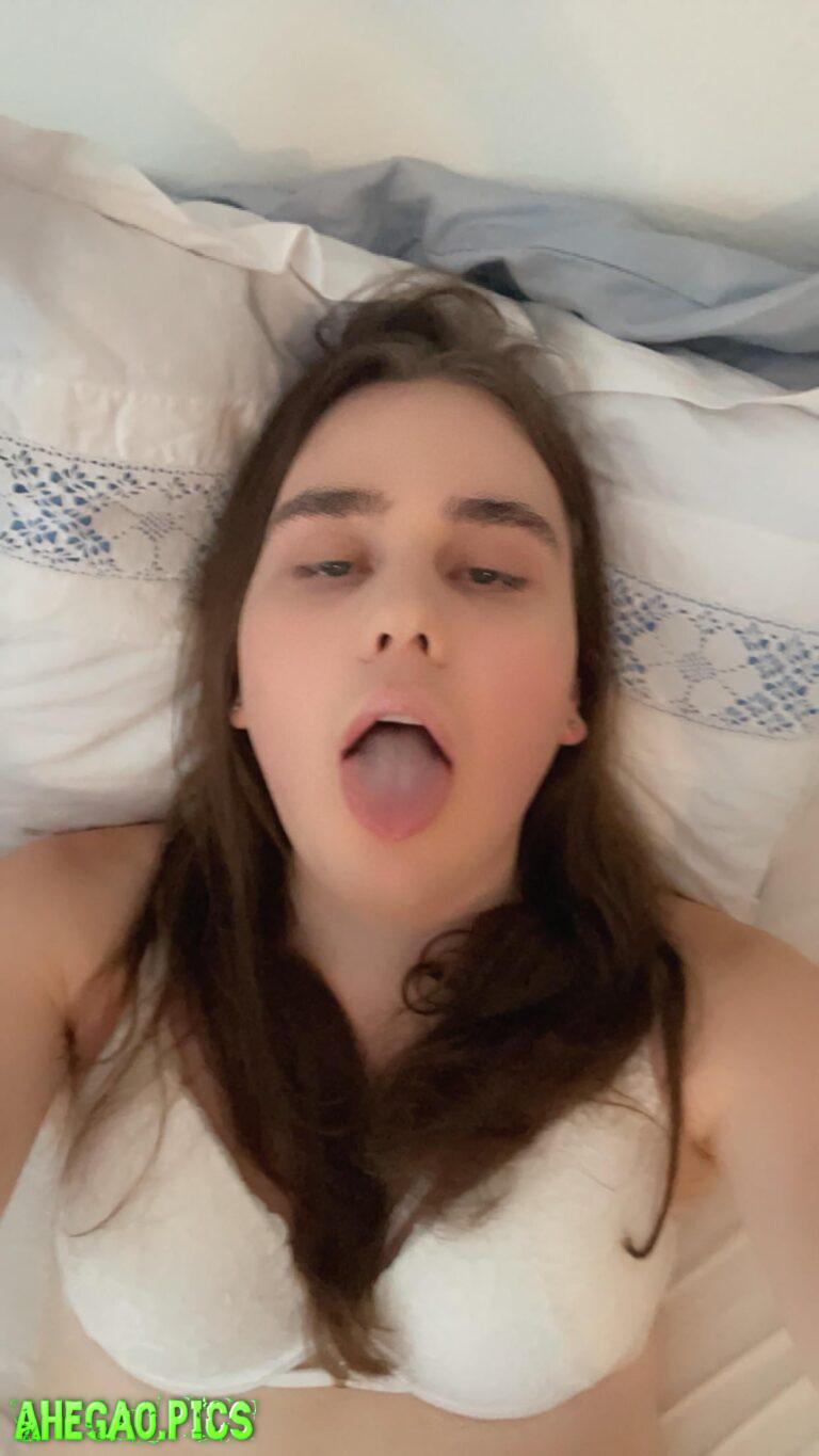 Dump your load on my ahegao face please 🩷